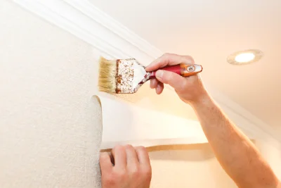 Pose de papier peint à Montségur — revêtements muraux et toiles de verre